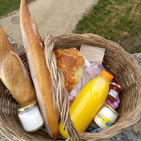 Le Clos Saint Jean, Vue Cite, Piscine Et Parking